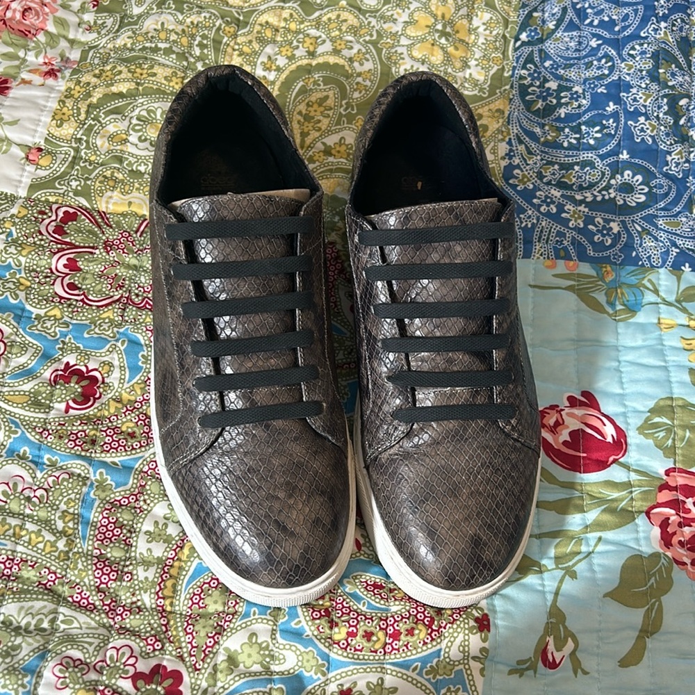Kenneth Cole Marlow Snake Print Tennis Shoe Womens Size 8.5